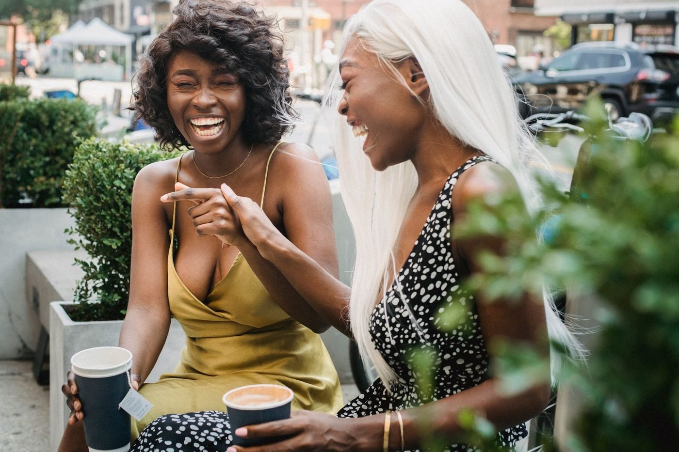 Deux amies discutent du budget d’un EVJF à une terrasse
