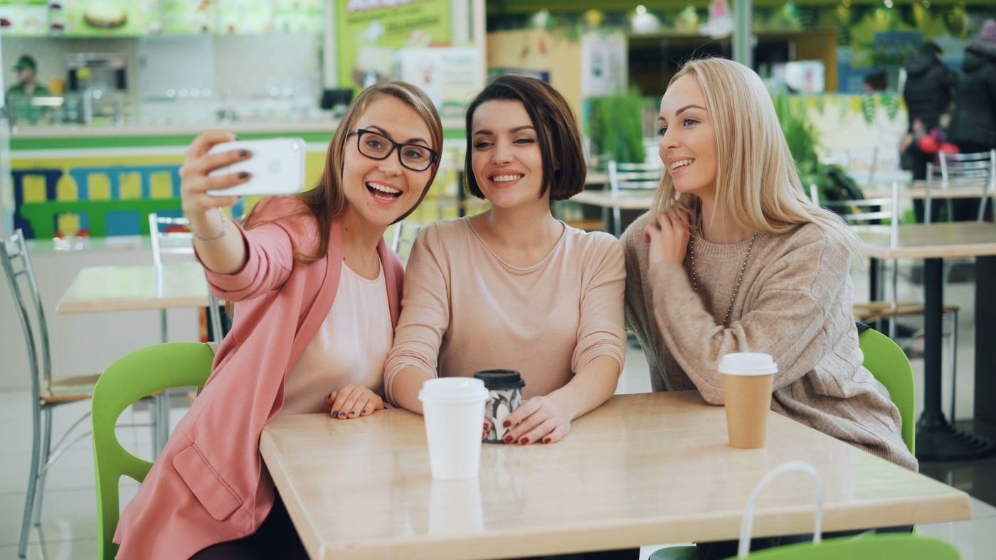 Des amies comparent les formules d’un EVJF