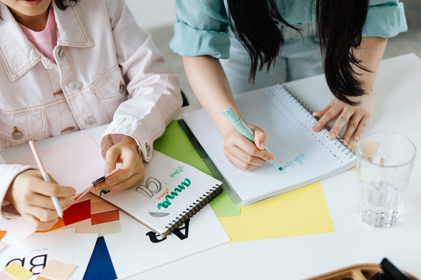 Des amies planifient le budget d’un EVJF sur un carnet