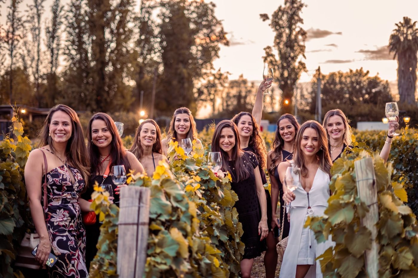 Un groupe d’amies réunies célèbre la future mariée à un EVJF