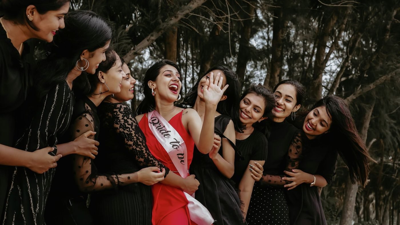 La future mariée entourée de ses amies éclate de rire à son EVJF