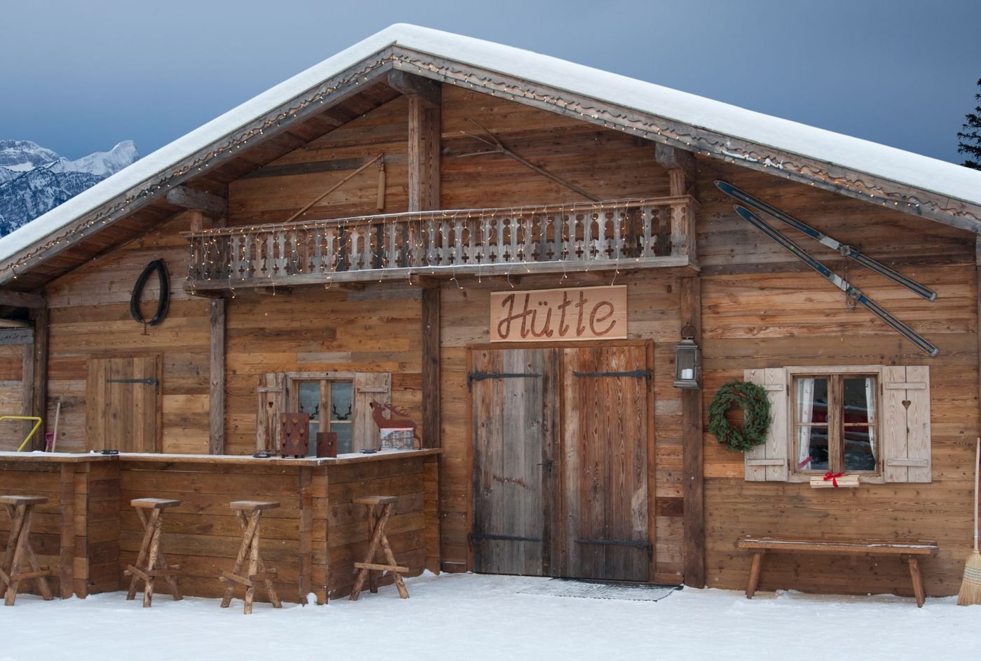 Un chalet en bois sous la neige pour un EVJF en hiver
