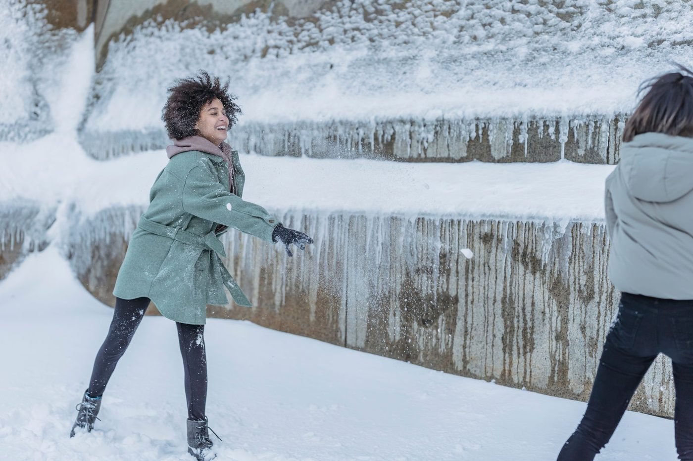 Une amie profite de la neige pendant un EVJF en hiver