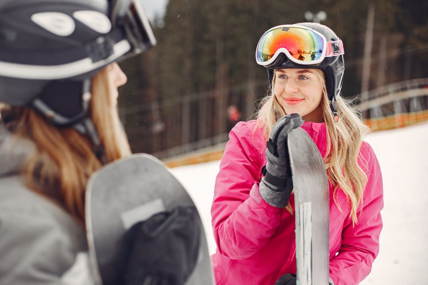 Deux amies en tenue de ski pour un EVJF en hiver