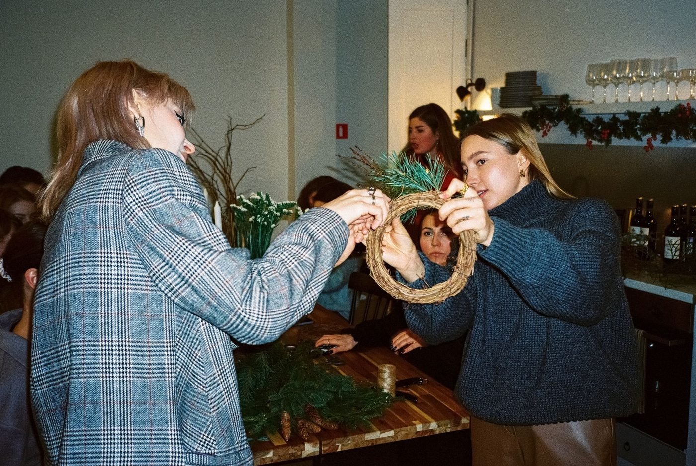 Atelier création de couronne de fleurs pour un EVJF à la maison