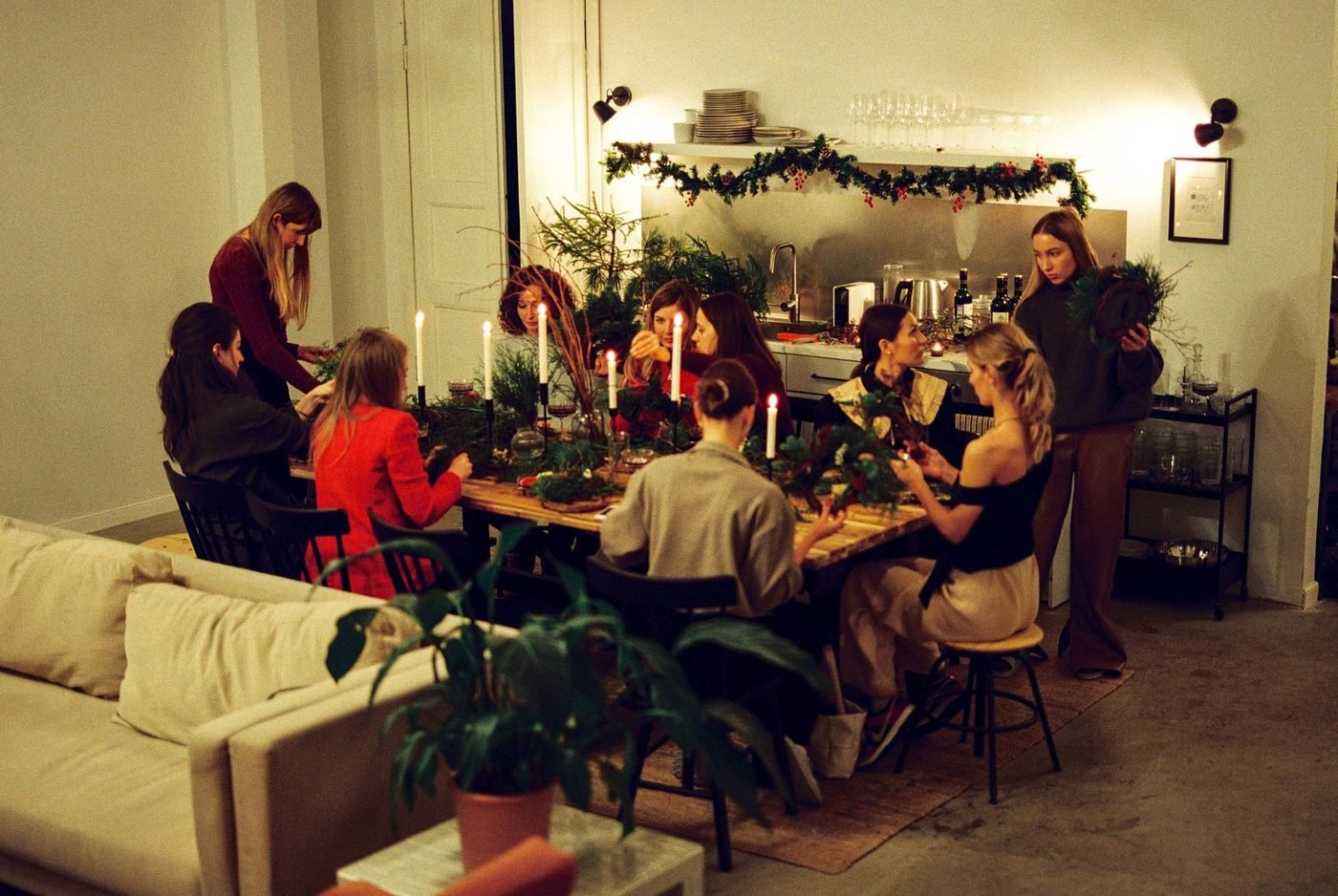 Des amies réunies autour d’un dîner pour un EVJF à la maison