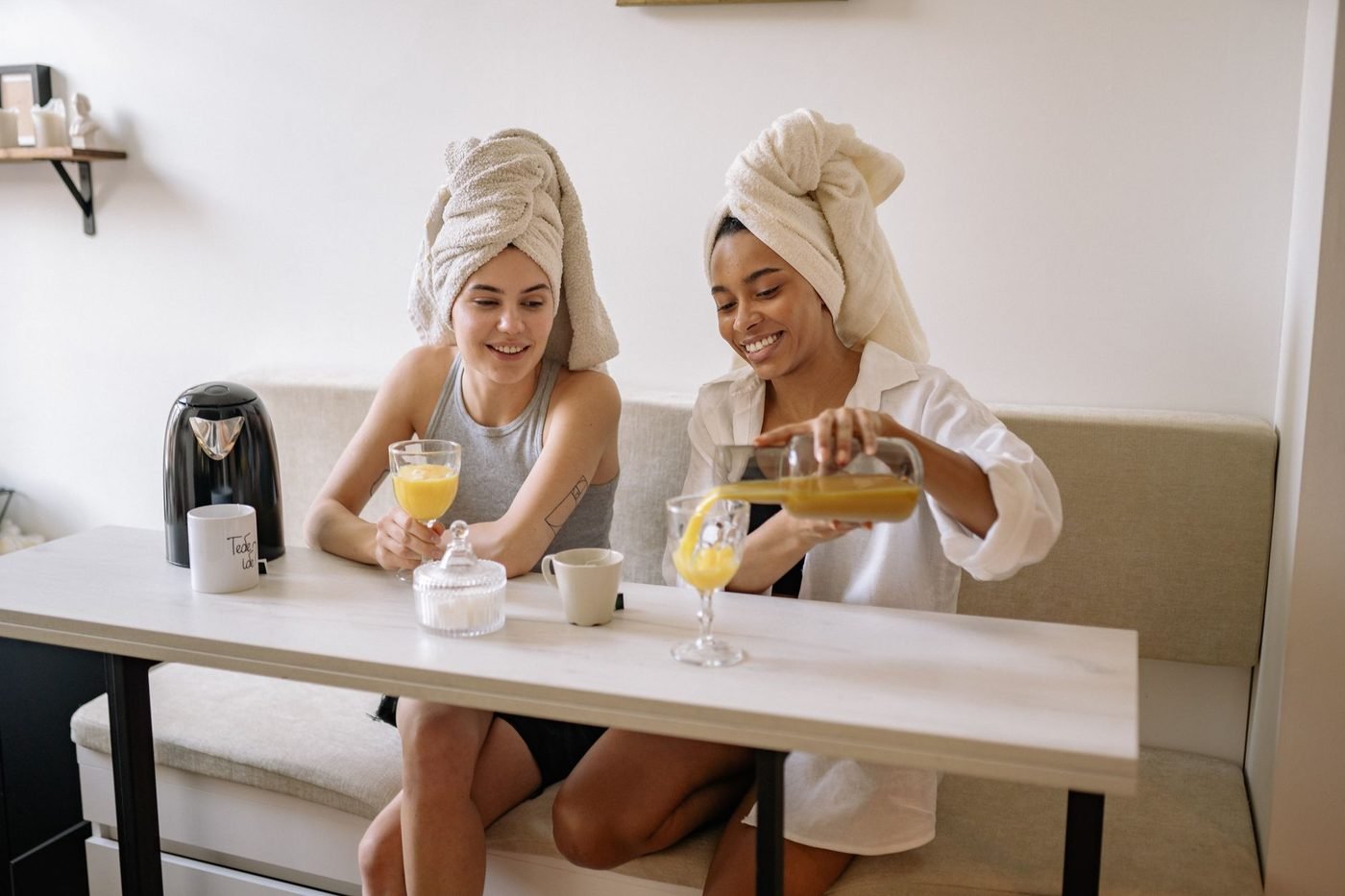 Moment détente en peignoir pour un EVJF à la maison