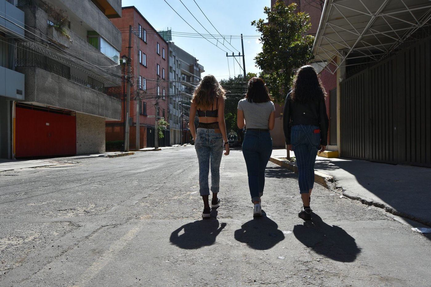 Trois amies marchent dans la ville pendant un jeu de piste EVJF