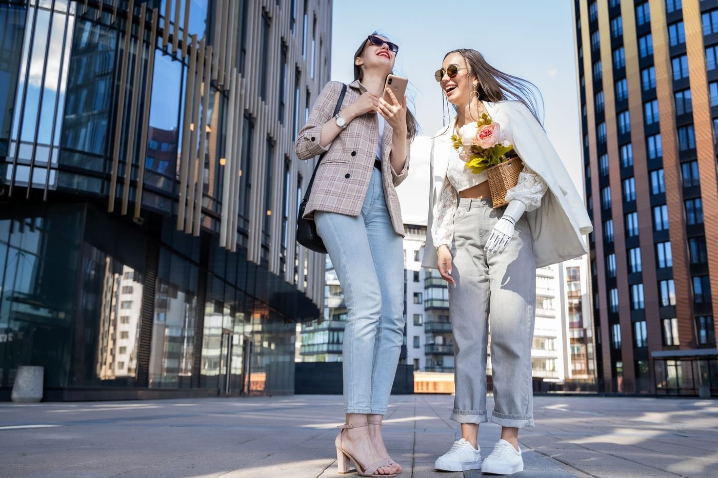 Deux amies dans la ville pendant un jeu de piste EVJF