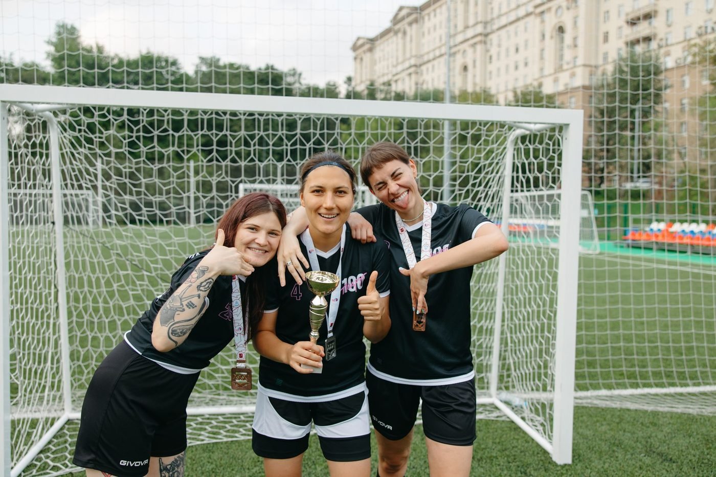 Deux amies fières montrent leurs médailles à des olympiades EVJF