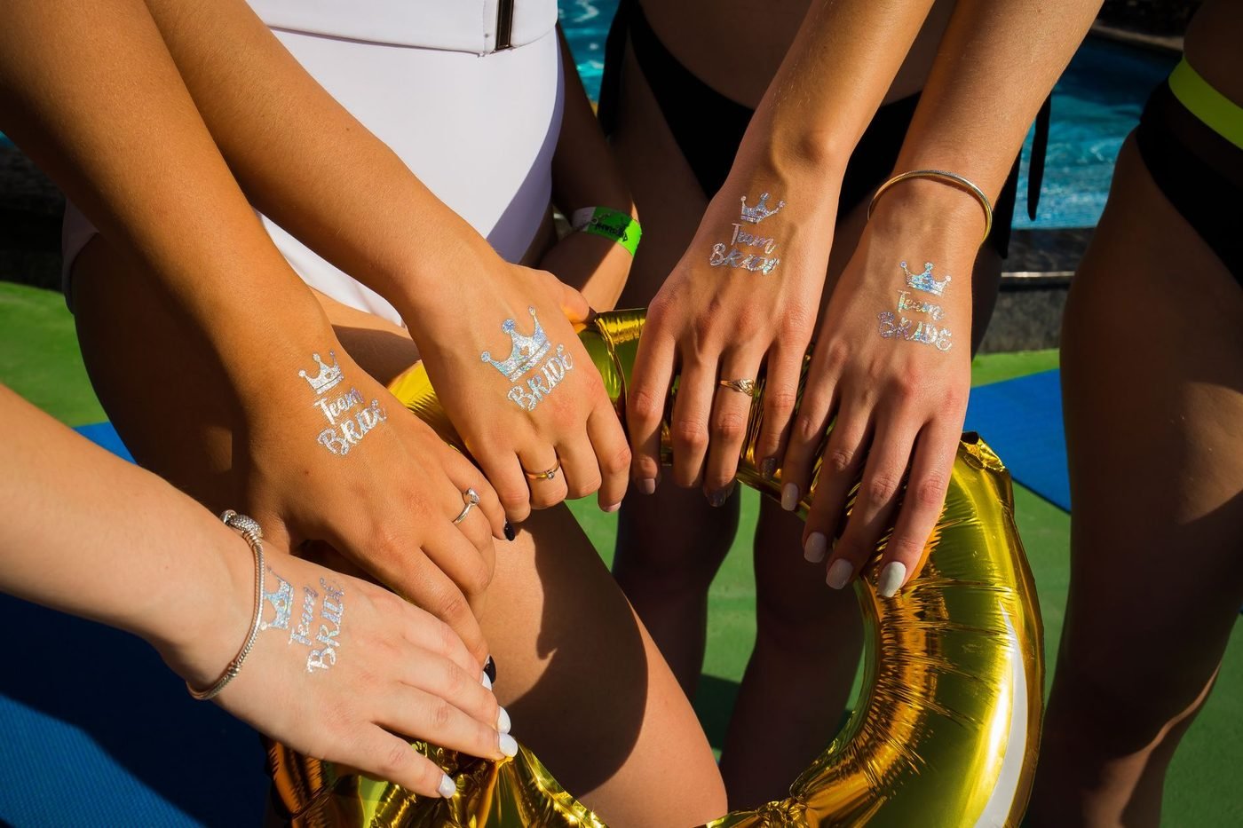 Tatouages éphémères dorés, un accessoire photo pour l’EVJF