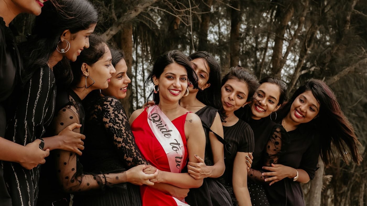 La future mariée entourée de ses amies pour la photo souvenir