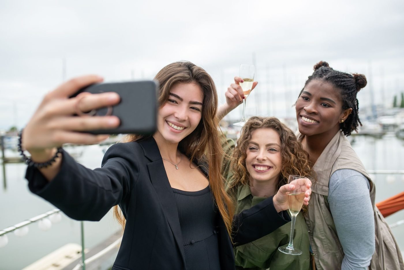 Des amies prennent la pose en groupe pour une photo EVJF