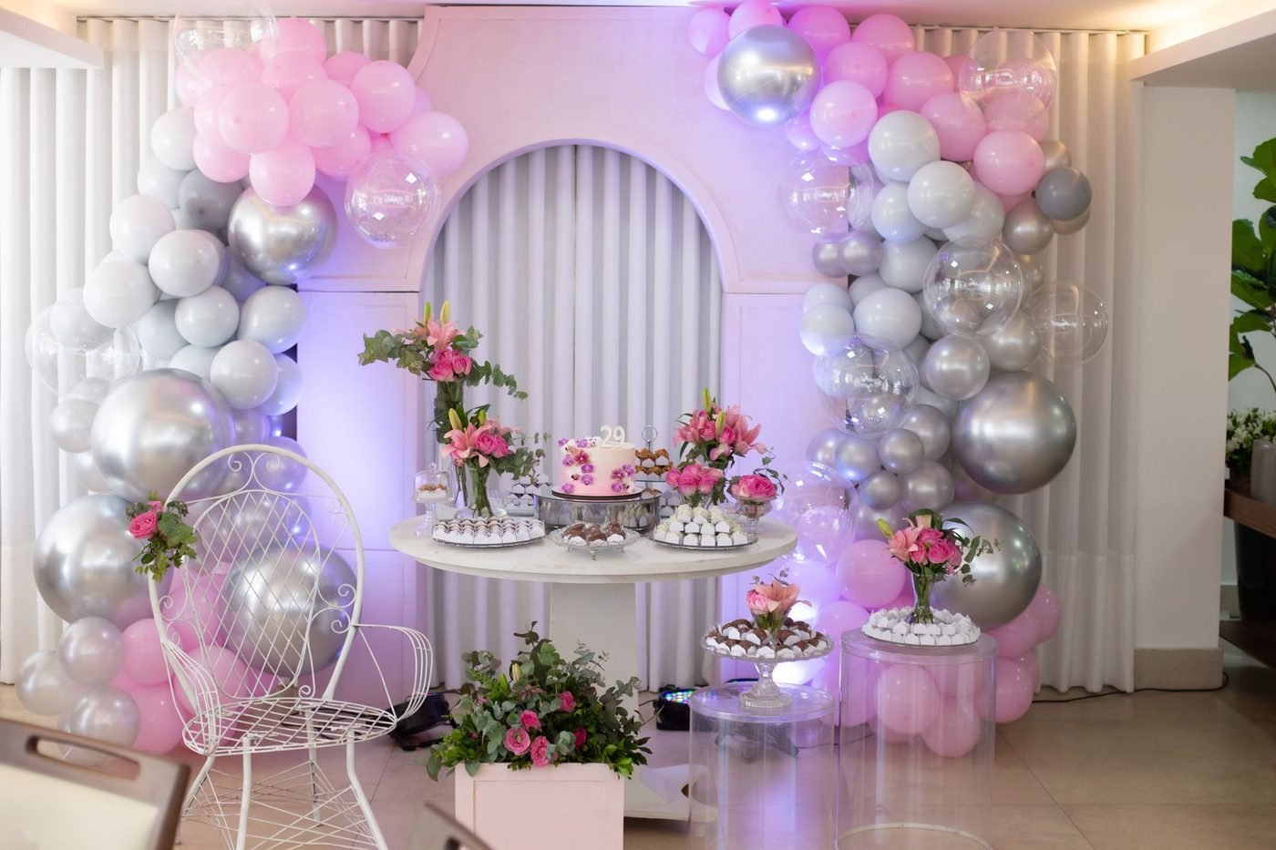 Décor et matériel pour préparer une piñata EVJF