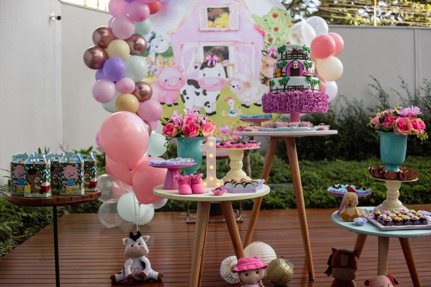 Une table de fête décorée pour casser la piñata d’un EVJF