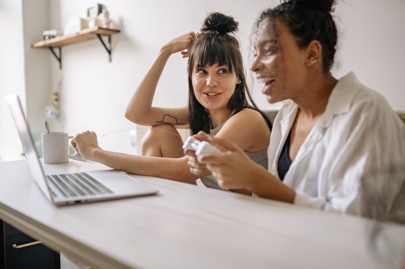 Deux amies préparent un quiz EVJF